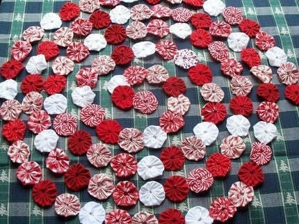 Peppermint Christmas White Red YoYo Table Runner Primitive Folk Art Rustic Prim Cabin Candle Mat Yo Quilt Fabric