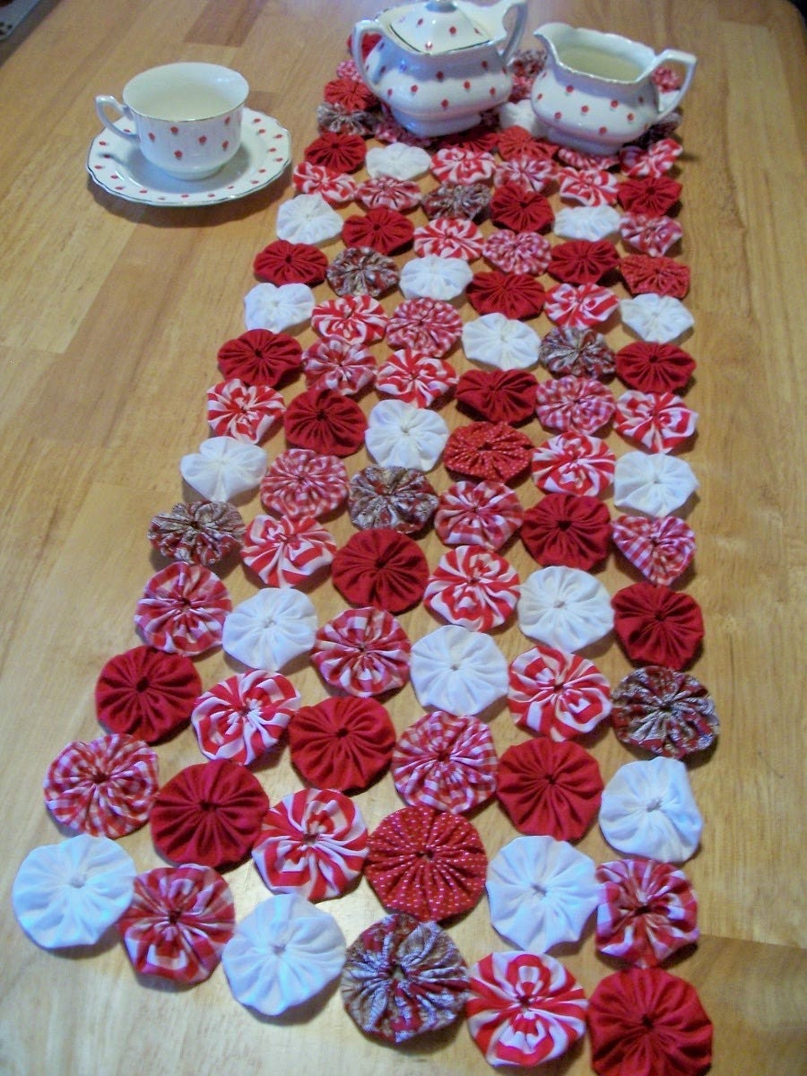 Peppermint Christmas White Red YoYo Table Runner Primitive Folk Art Rustic Prim Cabin Candle Mat Yo Quilt Fabric