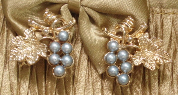 Vintage 1960s Mad Men Fashion  Rockabilly  style Grape Leaves Clip Earrings