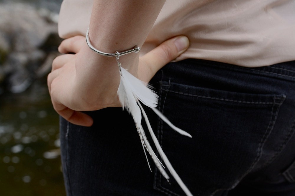 P L U M E E // F L E C H E E . Bridal Feather bracelet. CLASSICAL