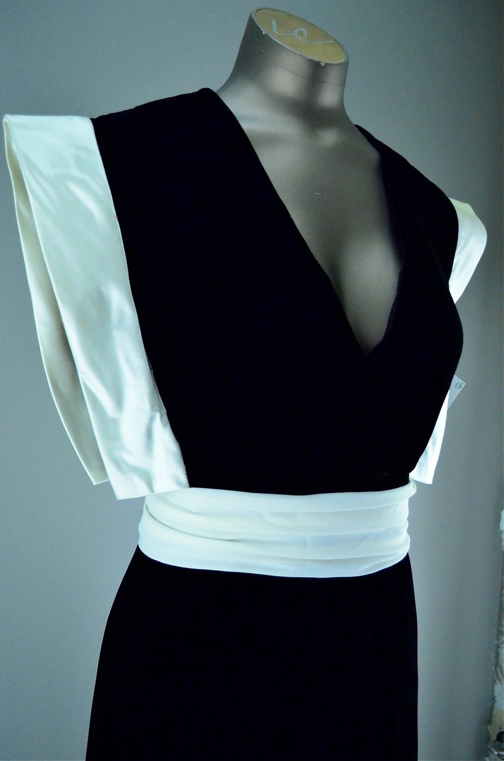 Unusual 1980s cocktail dress size medium black velvet and ivory satin Unique Plunging Runway glamourous