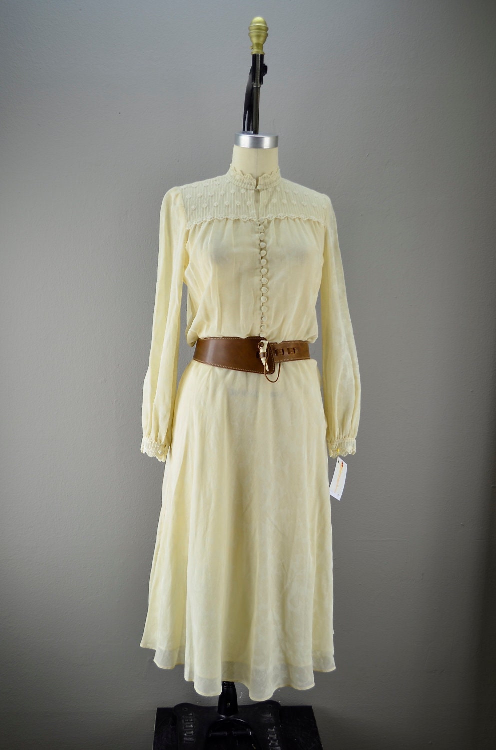 Late 70s cream cotton dress size medium button front Bohemian lace 1970s csaual day floral