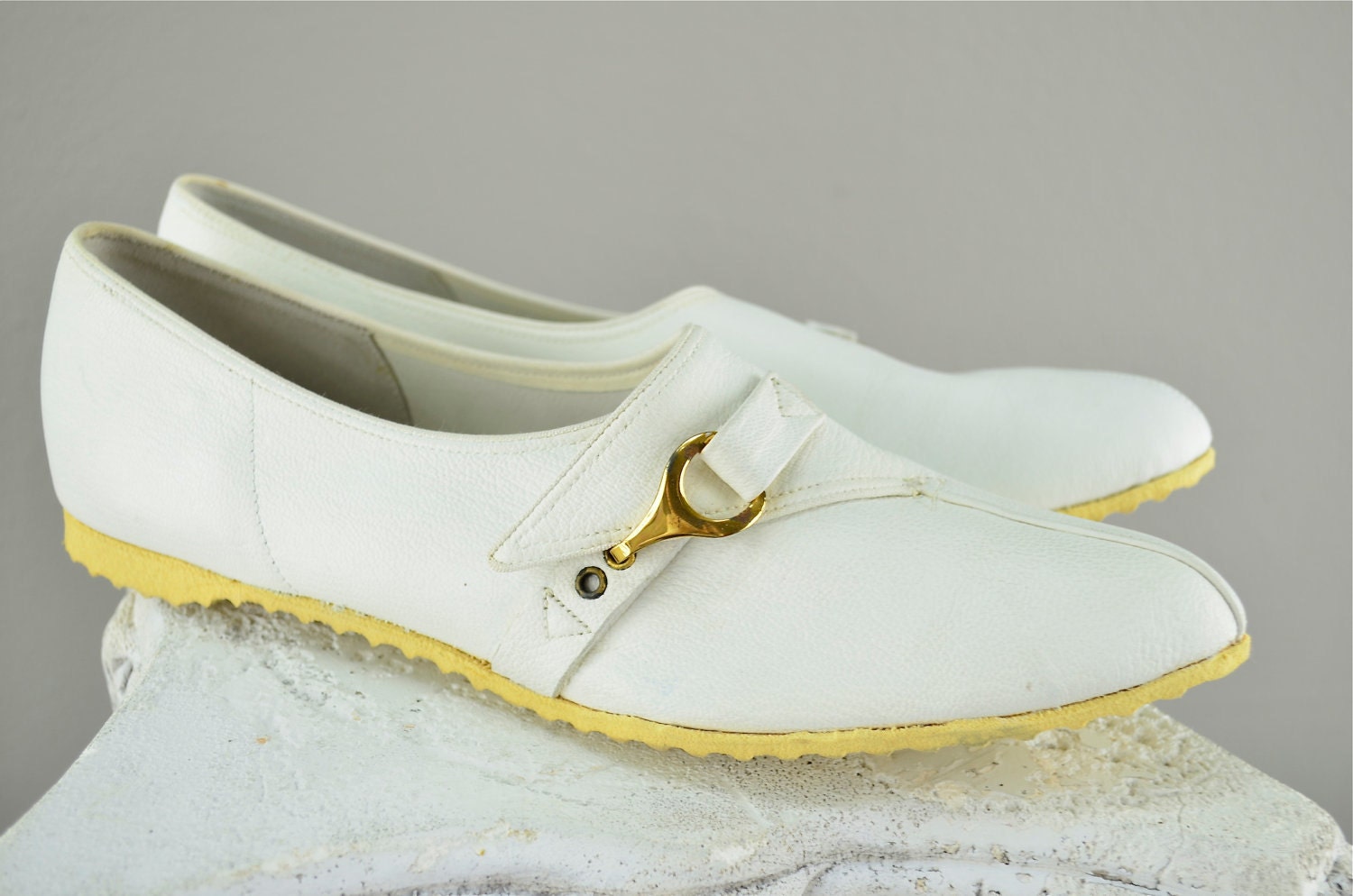 1960s white flats size 7 casual tennis shoes sporty pointed toe retro mod tennies buckle