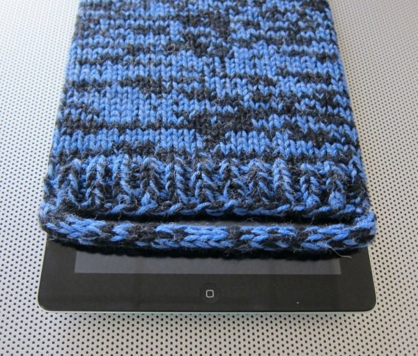 knit iPad cozy (black & blue)