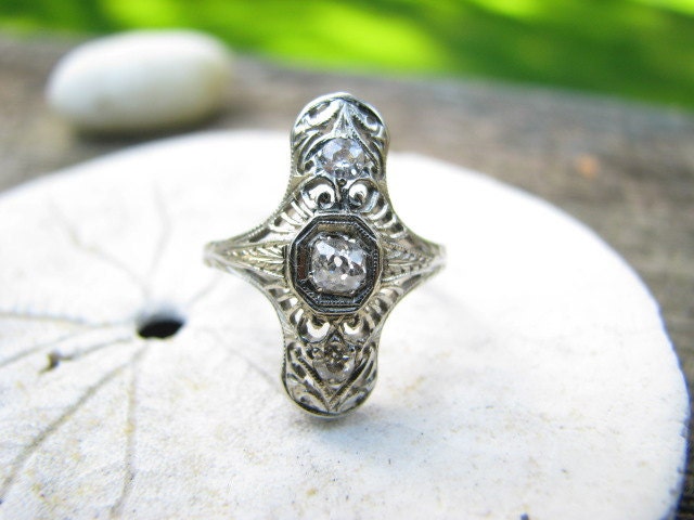Graceful Edwardian to Art Deco 18K Gold Diamond Filigree Ring with Old Mine Cut Diamonds and Old Box