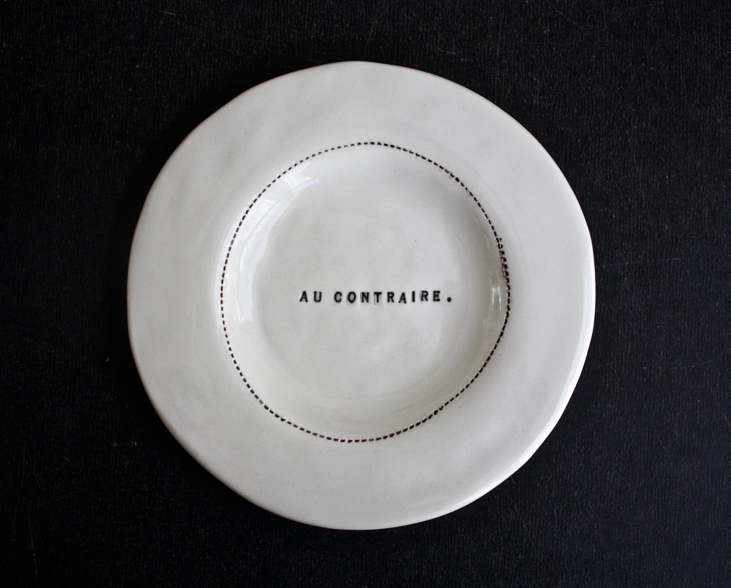 wide rim wafer plate (AU CONTRAIRE.).
