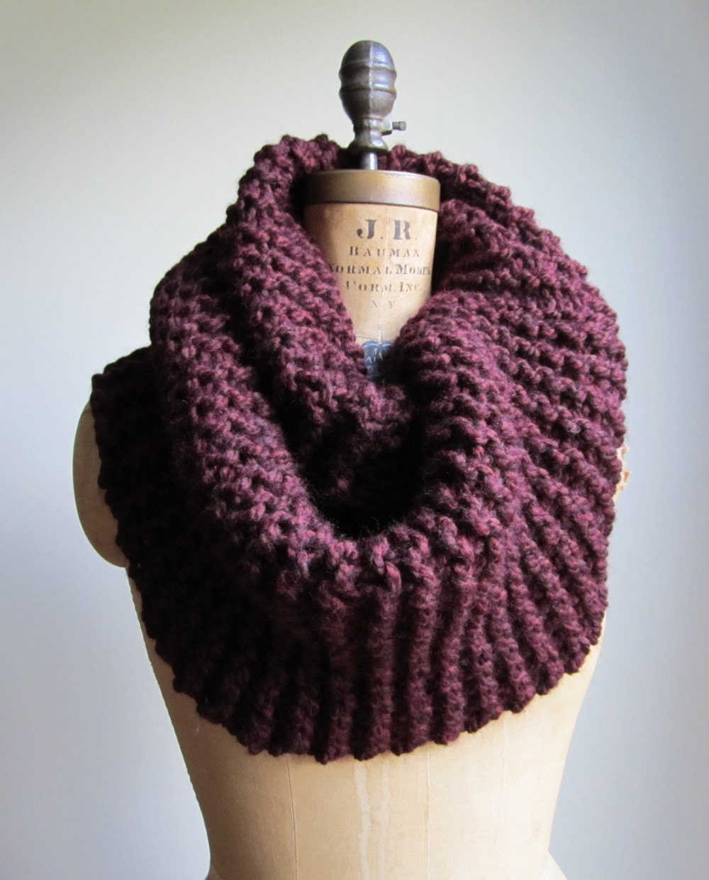 Super Snuggly Chunky knit cowl Oxblood Infinity scarf. Burgundy.READY to SHiP.