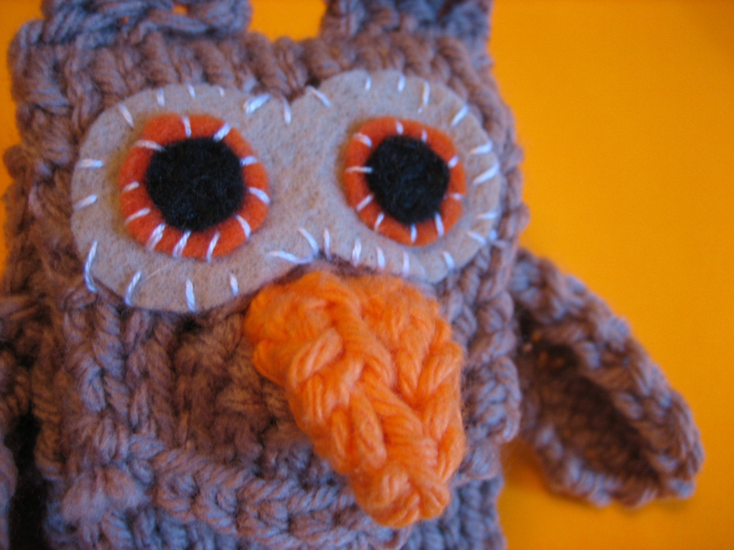 iHOOT. The hand-knit iPod Nano 3G case with pocket for earphones.