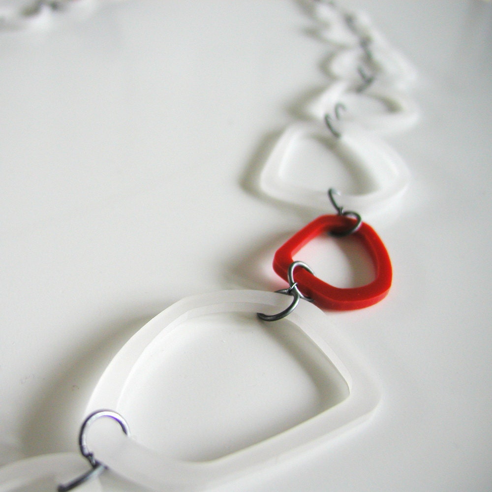 POD/CHAIN necklace in translucent w/glossy red