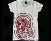 Wmns Burn Out Tshirt in White feat. Vdekja print in Deep Red