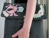 ReBELLE - Lucky Scarabe Laptop SLEEVE - Padded Envelope - Sac computer - French lace - embroderie scarabe - Pink VEGAN faux grey Sweede - soft Cozy - GIFT