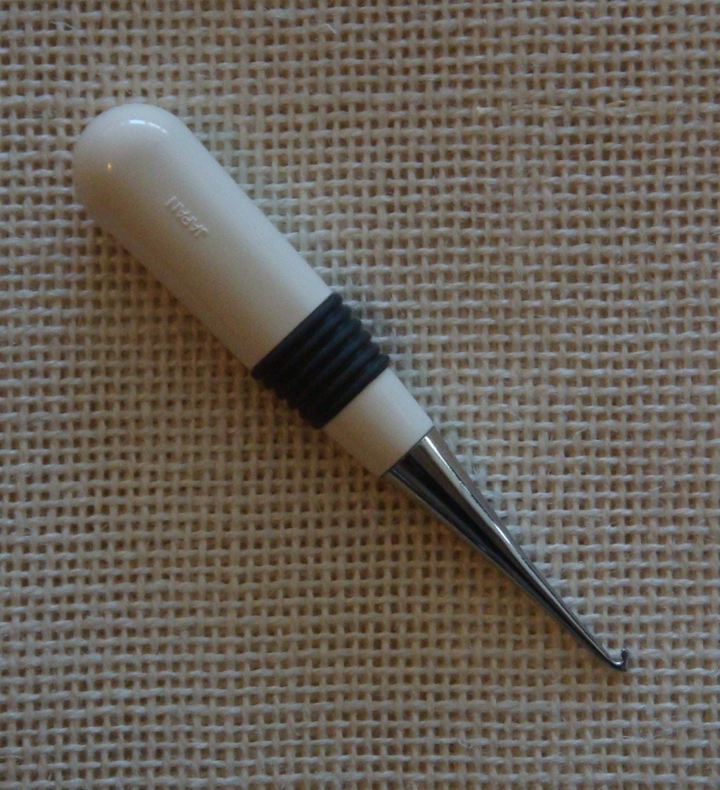 Fine Shank Nancy Miller White Handle Hook for Fine Rug Hooking