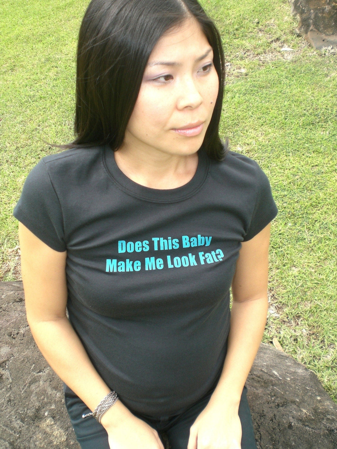 DOES THIS BABY MAKE ME LOOK FAT- black maternity tee-size small medium