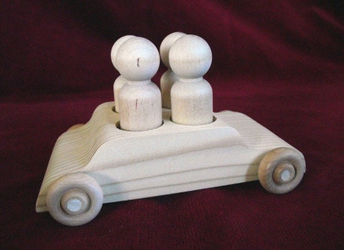 Unfinished Pine 4 Seater Car with 4 Peg Doll Passengers