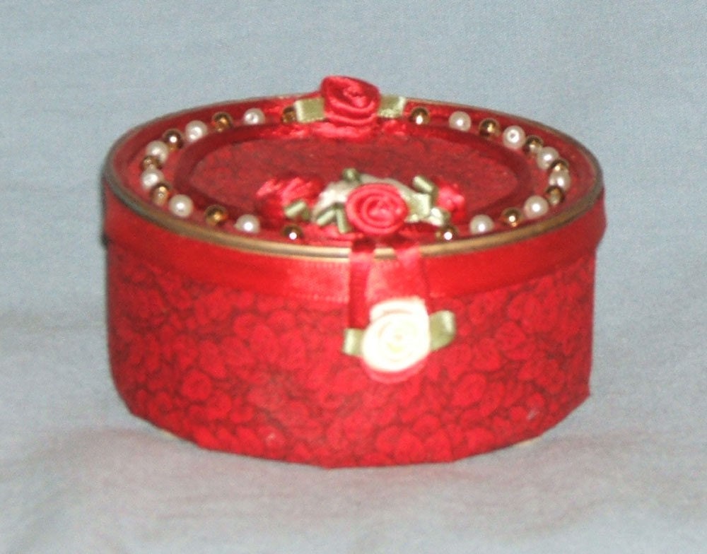 Upcycled tin can--red and white roses