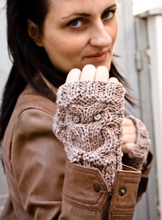 Little owl fingerless gloves in beige