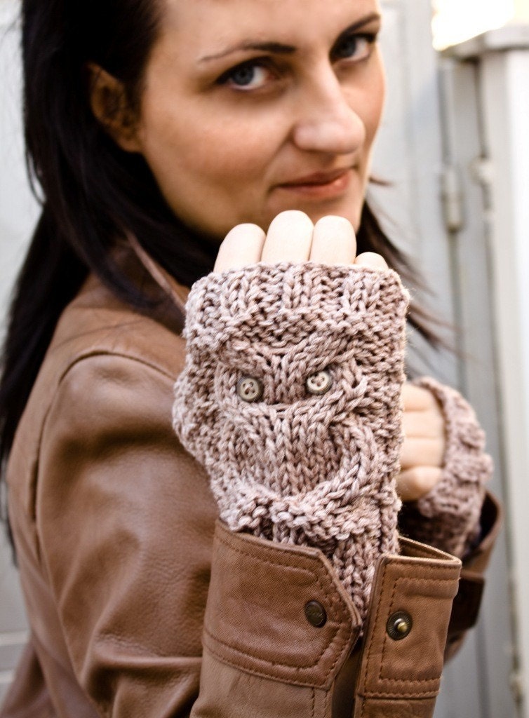 Little owl fingerless gloves in beige