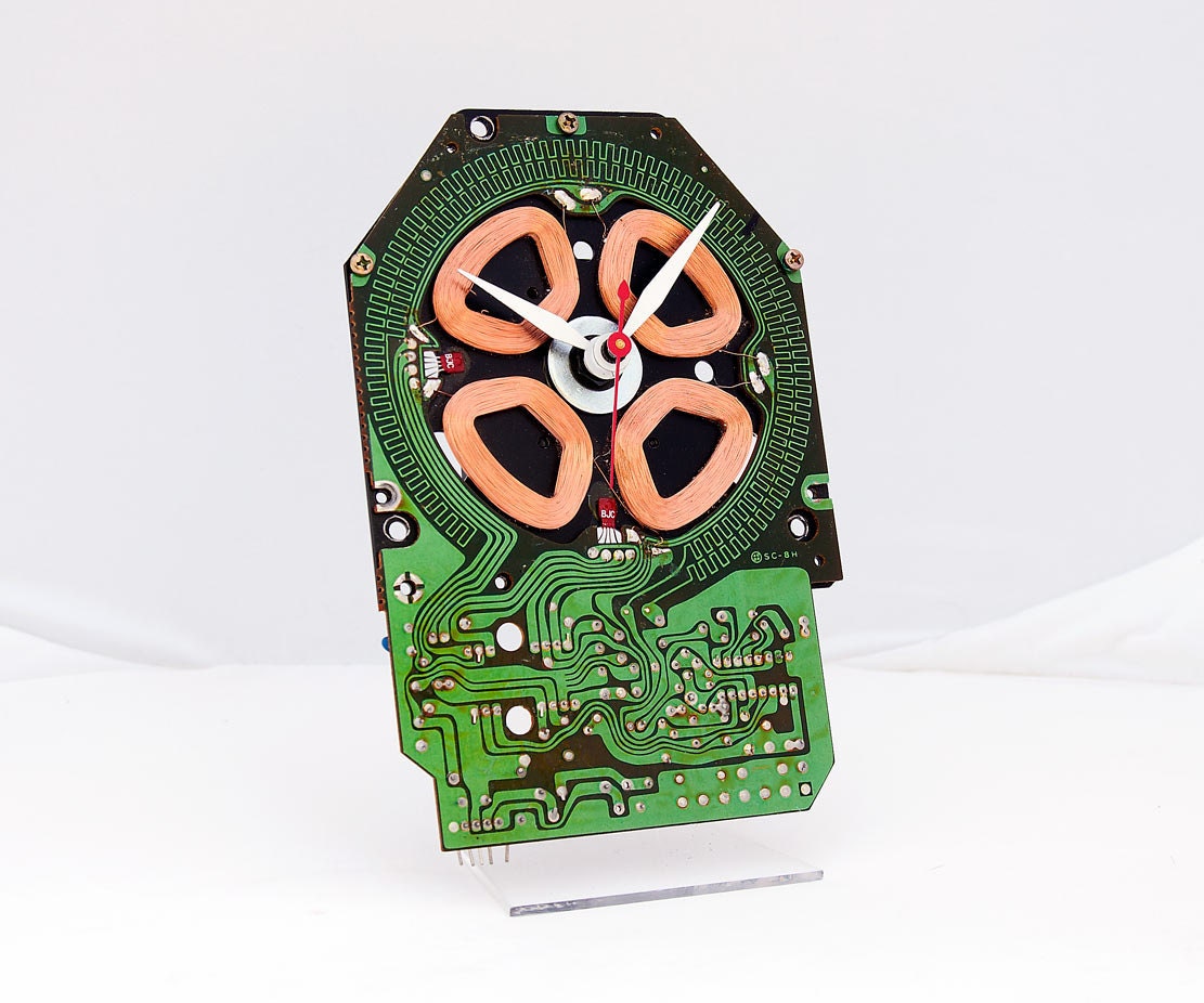 Clock made from a turntable motor circuit board
