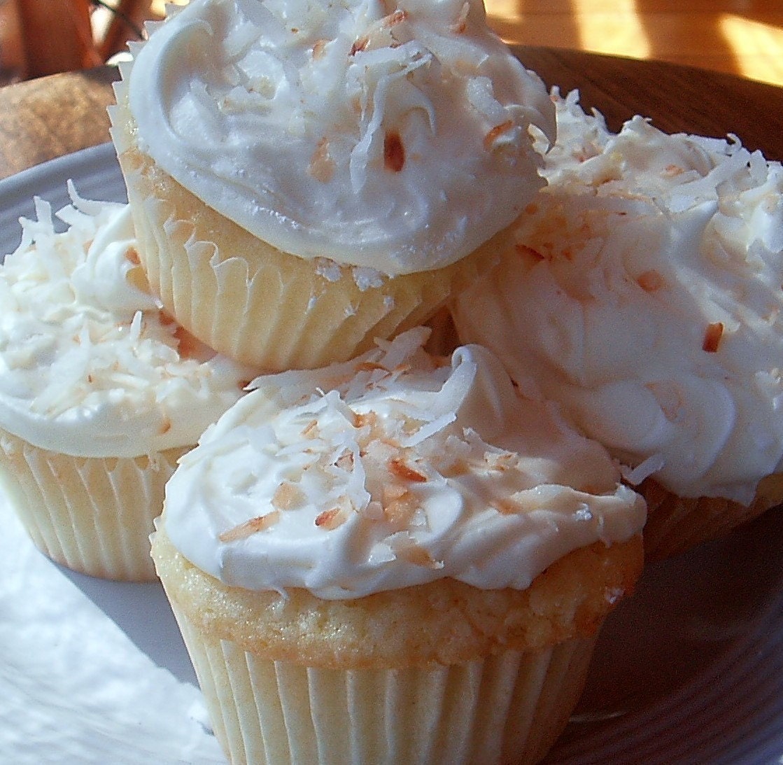6 Coconut Cupcakes with Coconut-White Chocolate Frosting