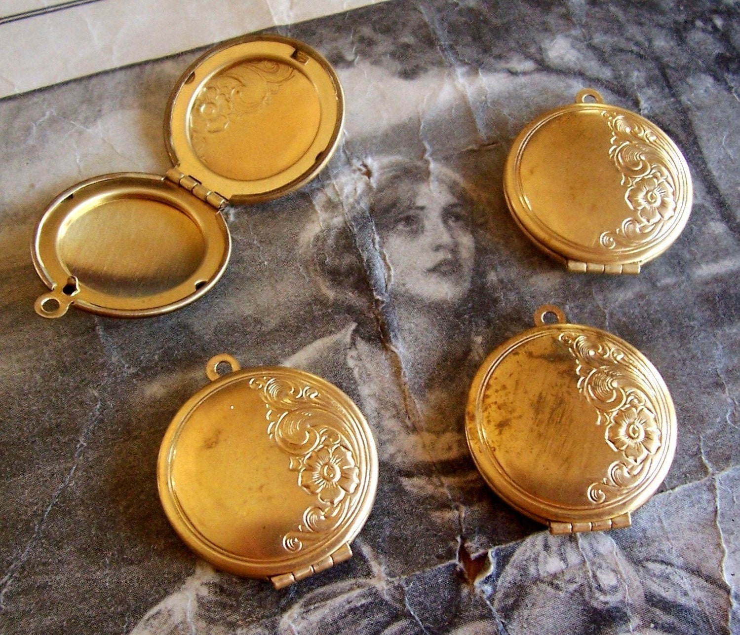 1 PC Raw Brass Nouveau Detail Locket - LM07