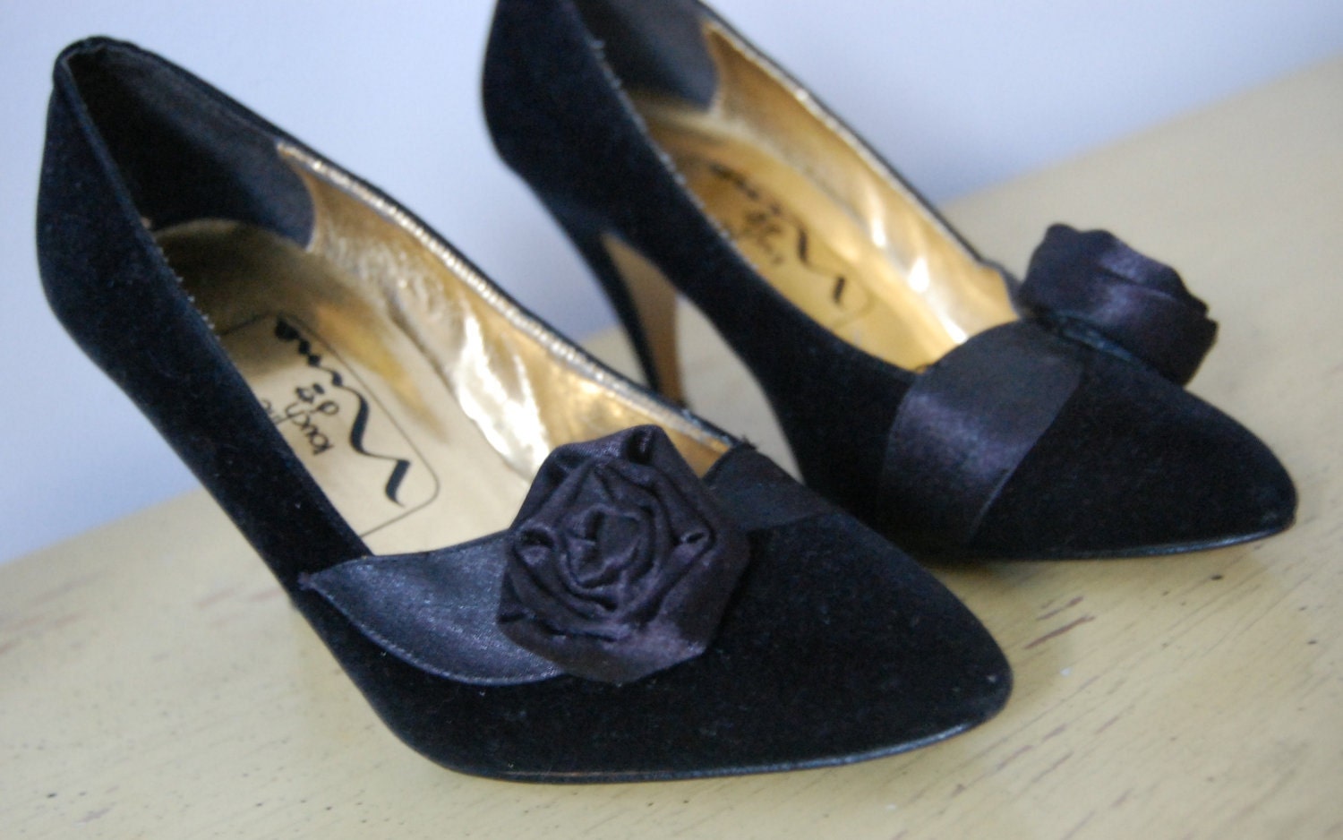Vintage 1980s THE TOUCH NINA Velvet and Satin Rosette High Heel Shoes Size 5 1/2