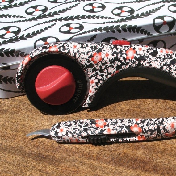 Gingher Rotary Cutter and Seam Ripper Set in by RocketScienceStyle