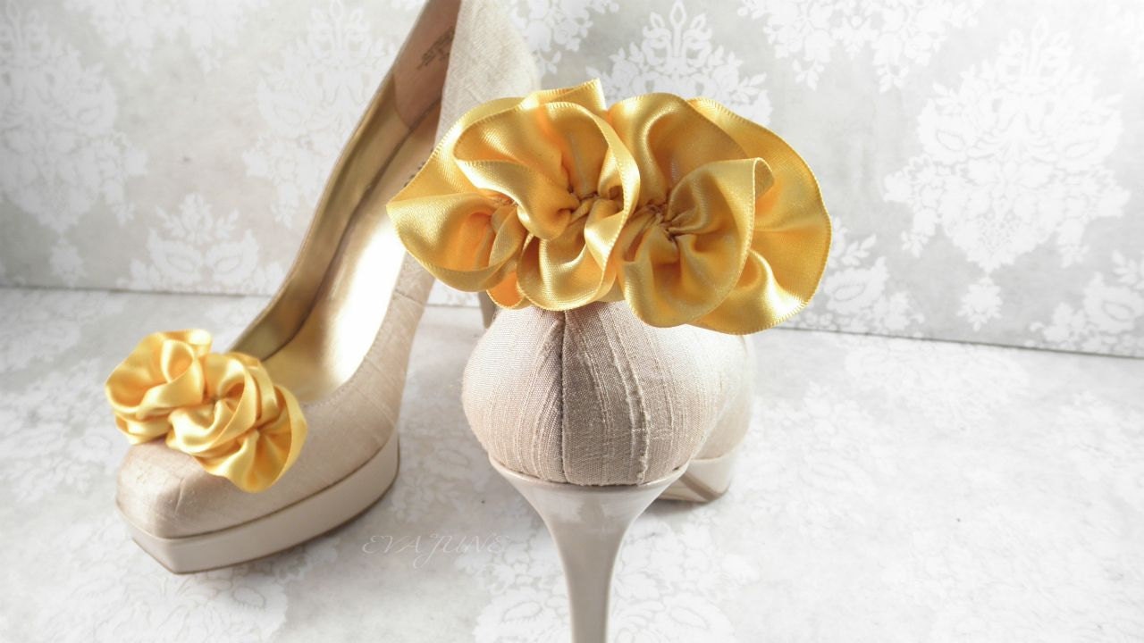 Yellow Gold Shoe Clips - Ruffle Parisian Glamour.