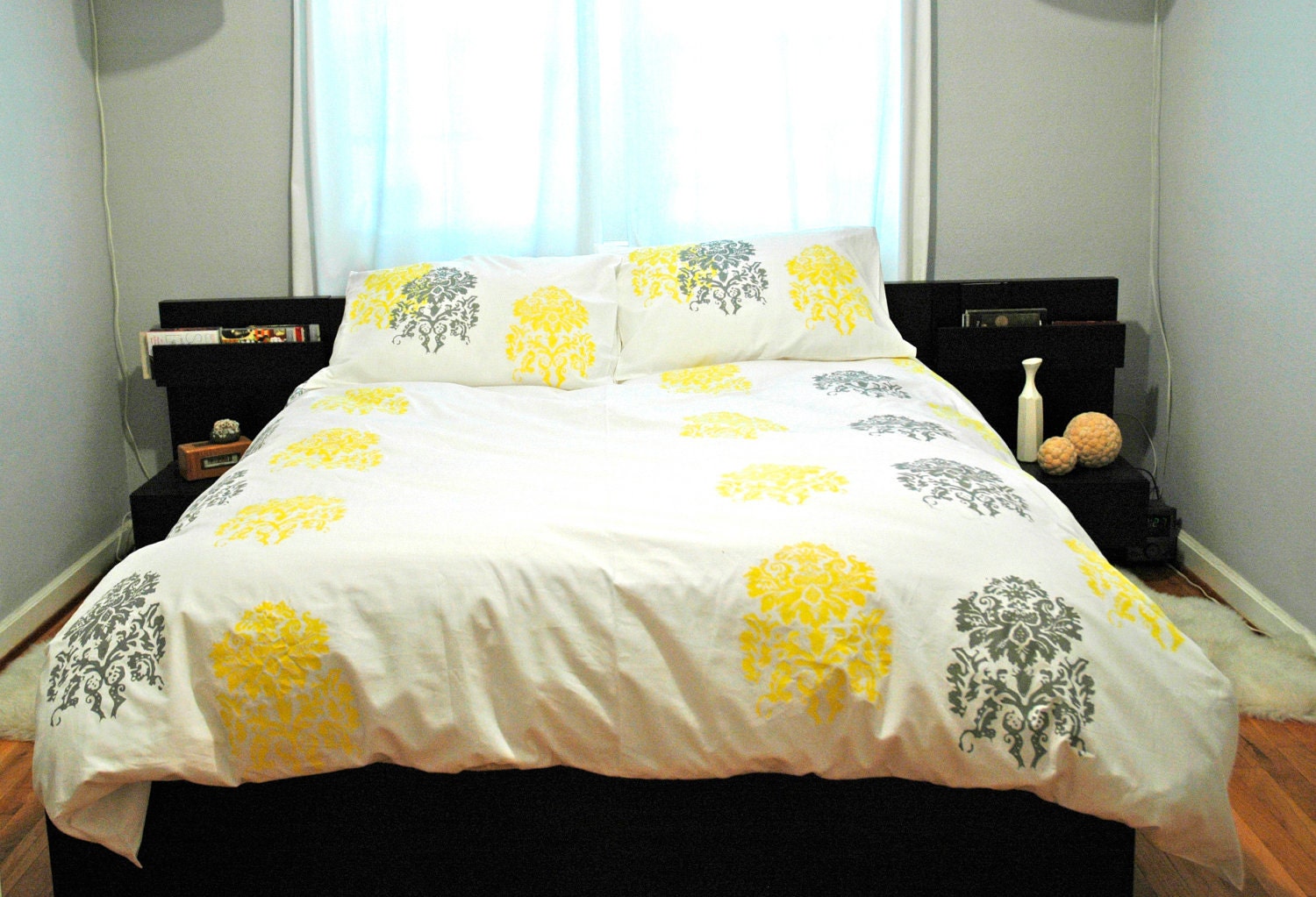 White Duvet-Queen size with yellow & grey Mantra print