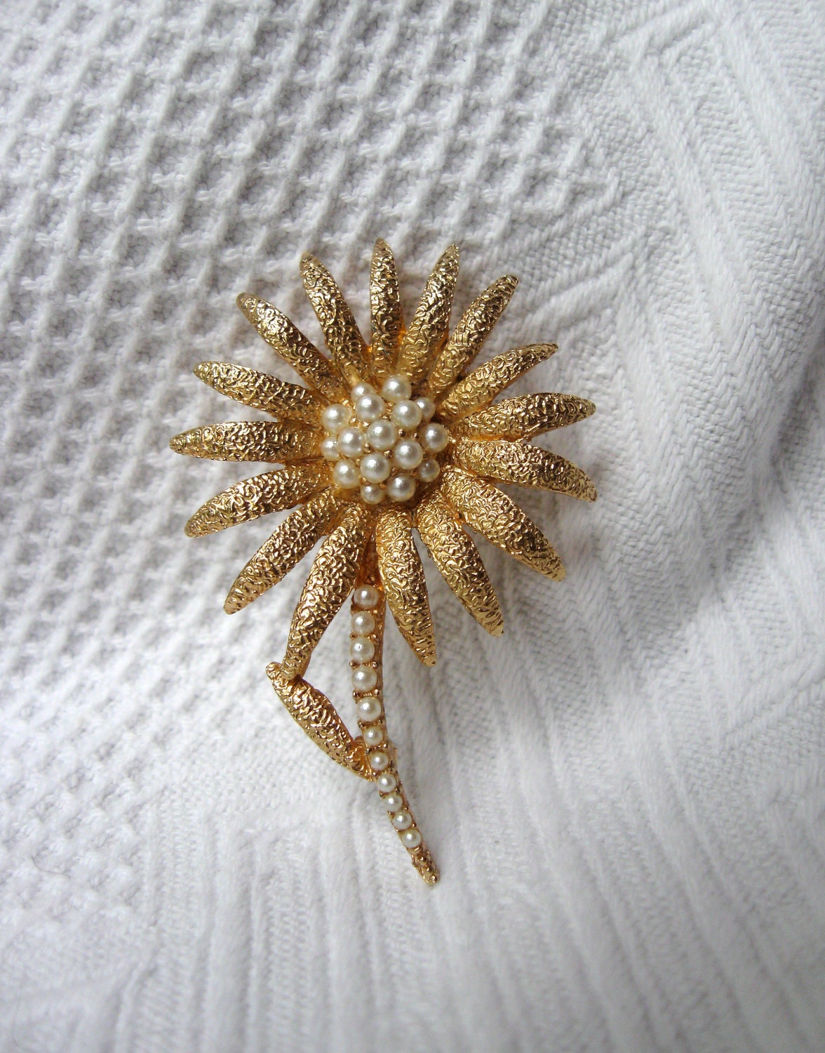 Vintage Daisy Brooch Pin Gold Tone with Tiny Pearls