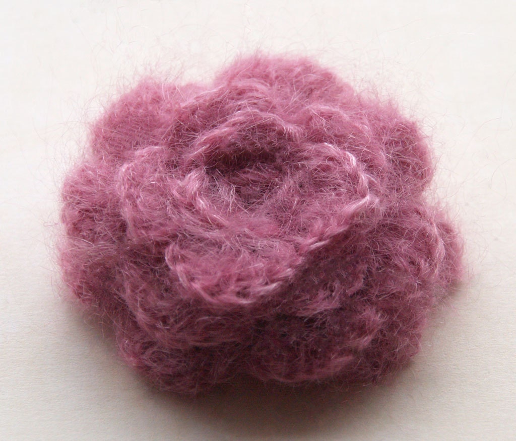 Crochet flower brooch in dusty pink