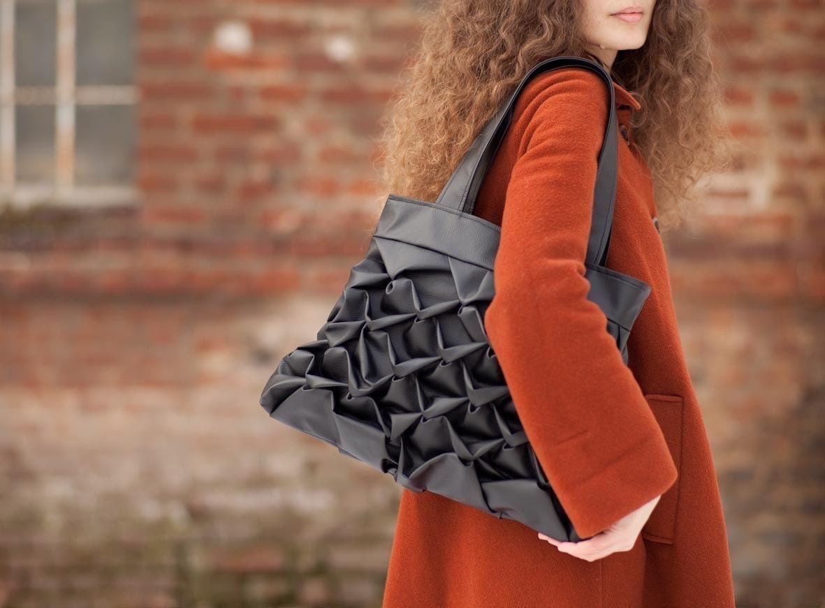 Ninfea in black. Vegan bag