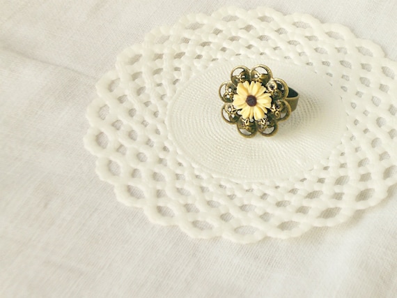 RESERVED FOR CARMEN Flower Filigree ring, beige daisy flower, english garden, rétro style, Autumn colors