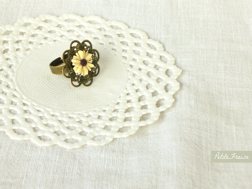 RESERVED FOR CARMEN Flower Filigree ring, beige daisy flower, english garden, rétro style, Autumn colors