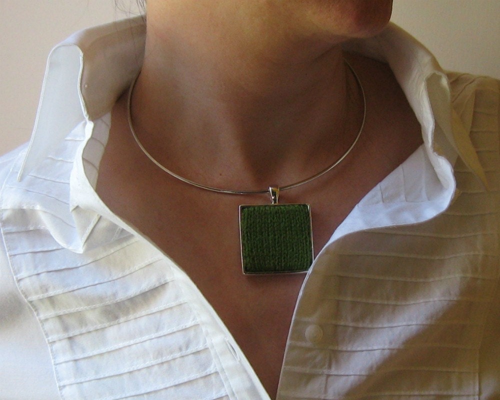 Knitting Jewelry: Square Necklace in Green on Silvered Base