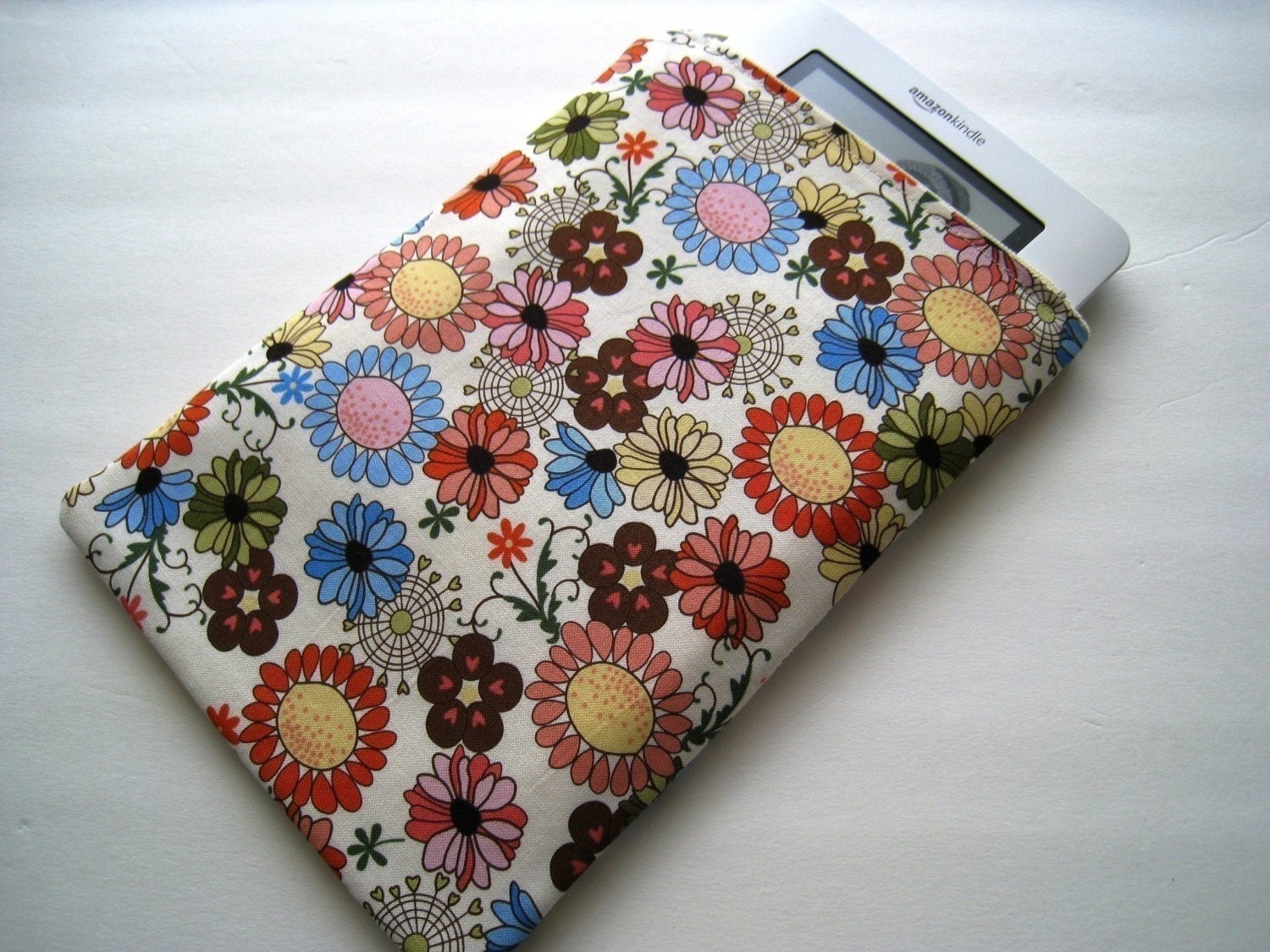 Kindle 1 2 3, Nook, Nook Color, Sony, Kobo, Pandigital, ViewSonic Ereader Cover Retro Flowers PADDED AND ZIPPER CLOSURE