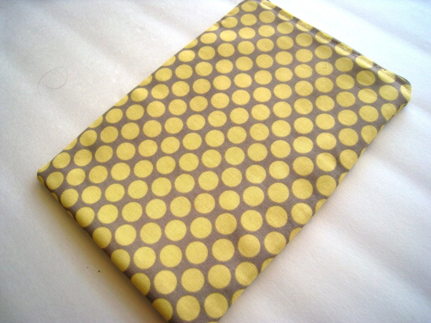 Kindle 1 2 3, Nook, Nook Color, Sony, Kobo, Pandigital, ViewSonic Ereader Cover Yellow Polka Dots Sleeve Padded and Zipper Closure
