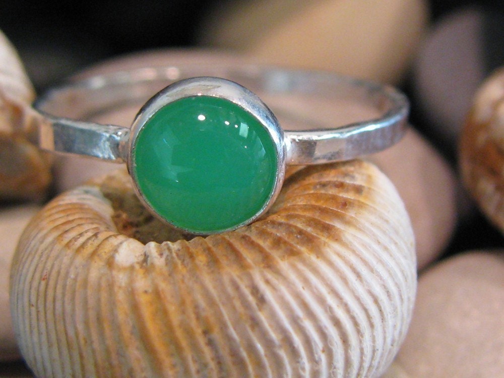 Chrysoprase Ring. Bright Green Chrysoprase 14K White Palladium Gold Stacking Ring. Handmade. Engraveable. Hammered.