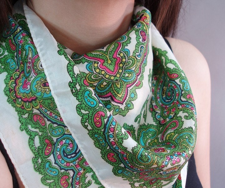 SALE 70s vintage pretty paisley scarf