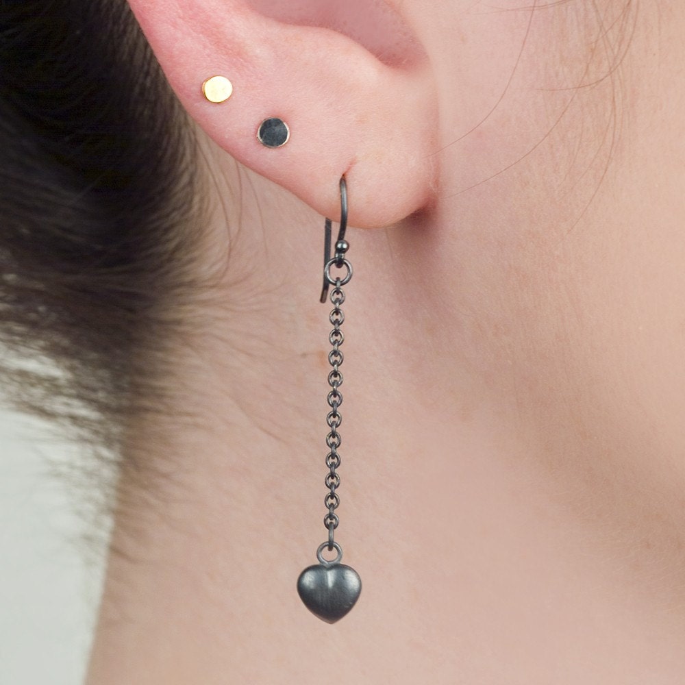 tiny heart earrings - black