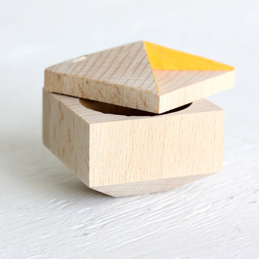 Pixie - faceted ring box made from reclaimed wood