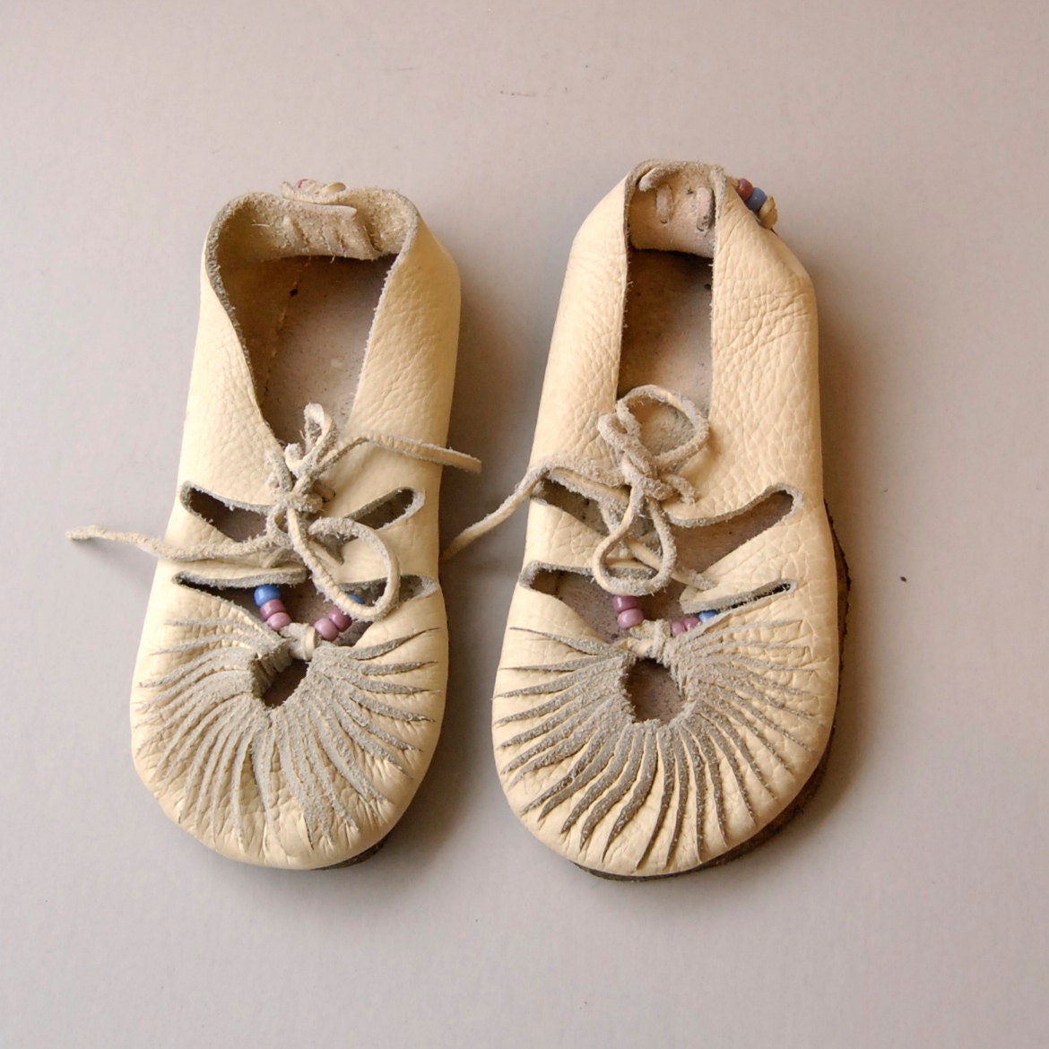 size 8.5 9 HANDMADE white leather 60s MOCCASIN beaded lace up ANKLE booties