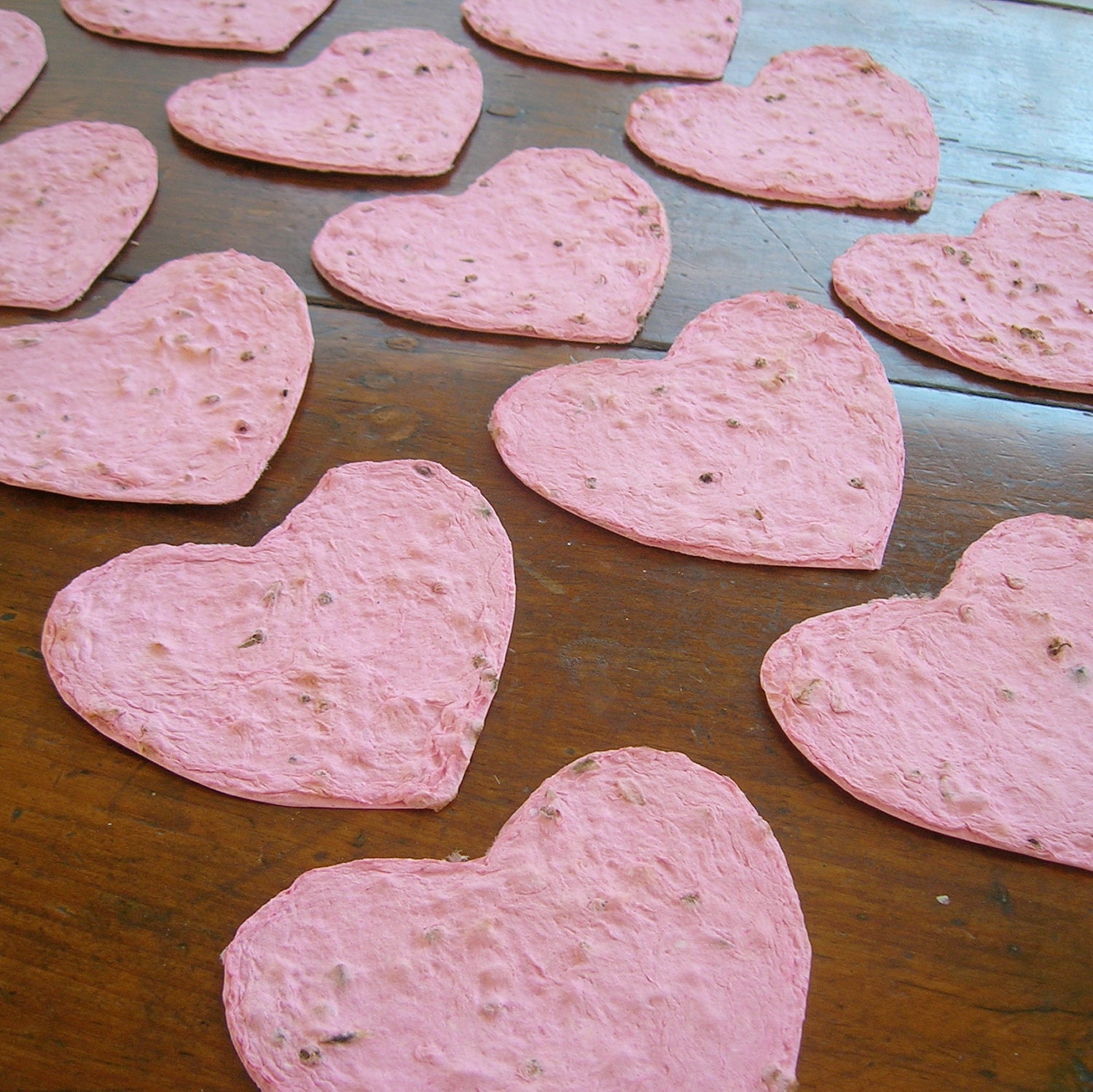 Plantable paper hearts - Pink hearts made of handmade paper & wildflower seeds - Wedding place cards, favor - Garden wedding - Love