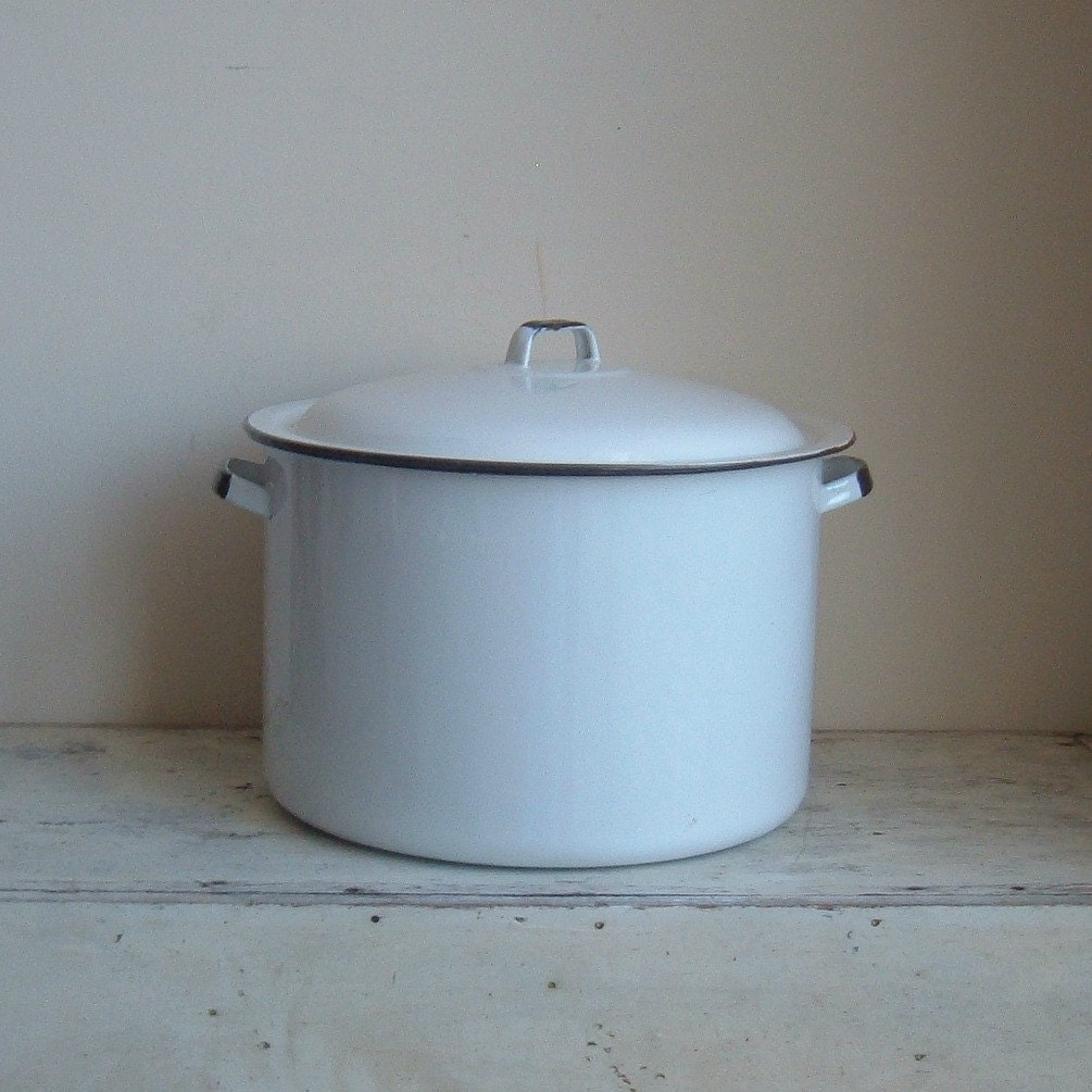 vintage 10 quart white lidded enamel stock pot by ImSoVintage