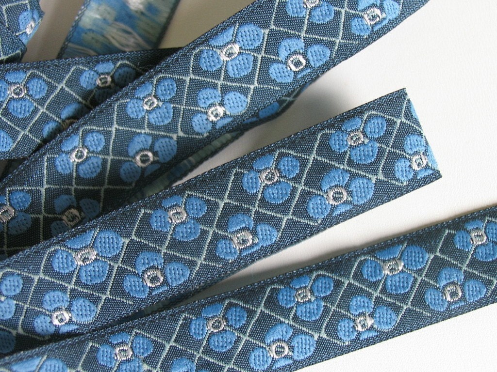 3 yards TRELLIS and DAISIES Jacquard trim in Copenhagen blue, white, grass green, on blue. 3/4 inch wide. 835-B