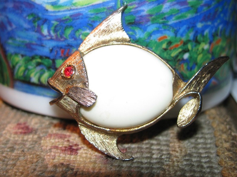 Vintage 1970's Jewelry Fish Brooch Pin, Nautical, Sea Life, Rhinestone, Metal, Under the Sea retro 70's Fashion Design Style 60i