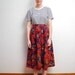 vintage 1980s / bold floral / pleated / high waist / pockets / midi skirt / S-M