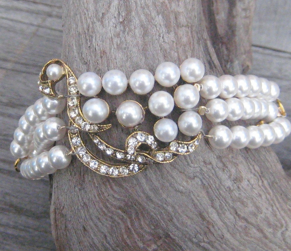 Sparkling pearl cuff