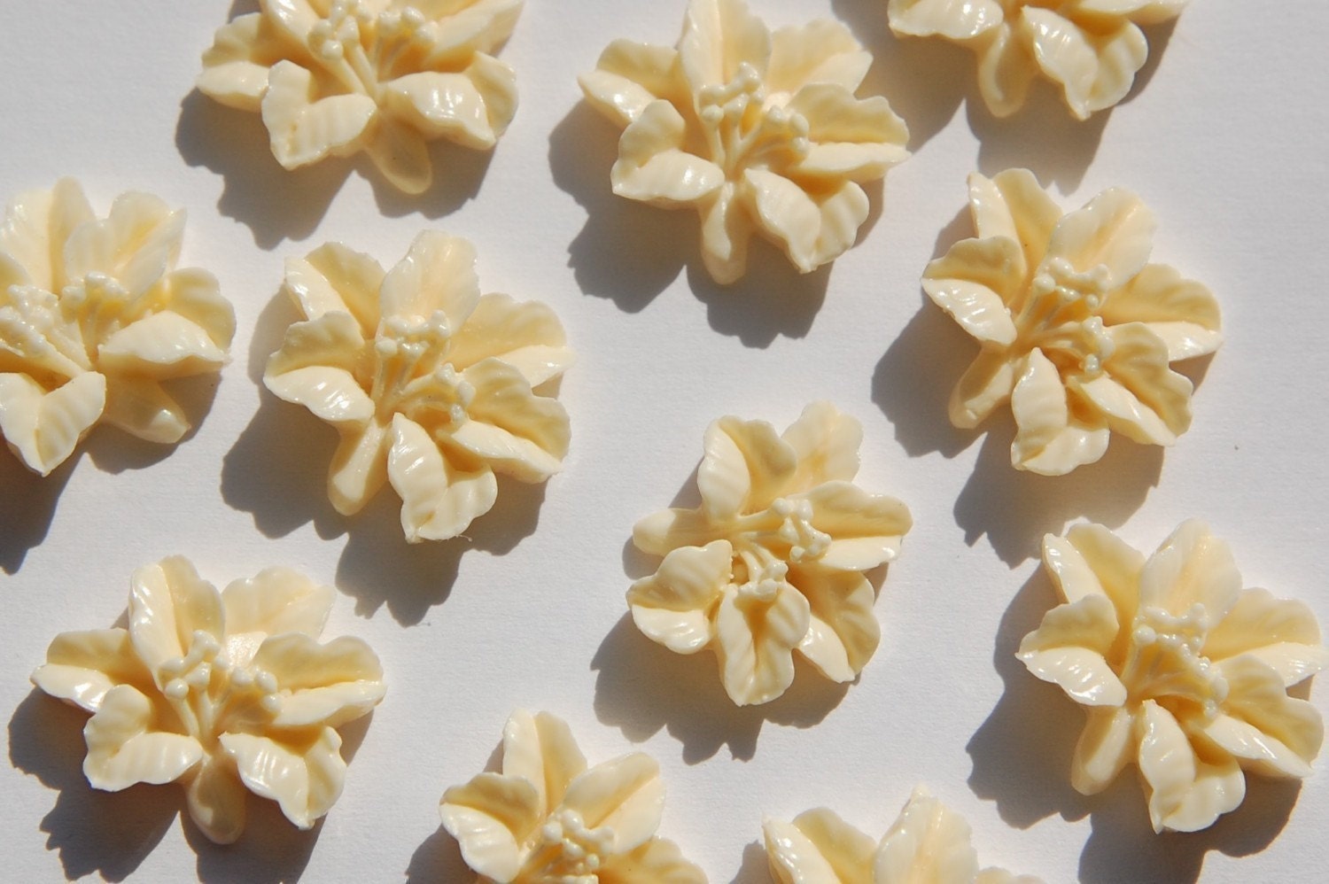Vintage Style Creamy White Lily Blossom Cabochon cab353B