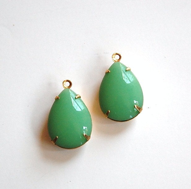 Vintage Opaque Green Glass Teardrop Stones 1 Loop Brass Settings 18x13mm par004AA