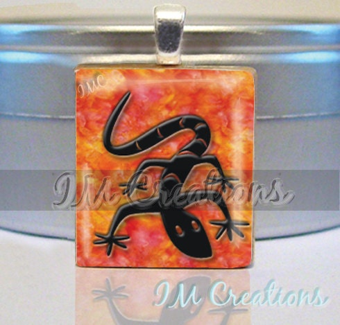 Scrabble tile pendant - Desert Lizard (AM124)